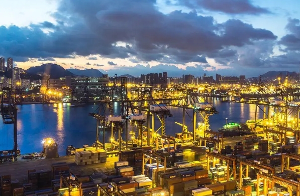 青島港海運物流不僅是中國海運物流的重要節點，更是連接世界的橋梁