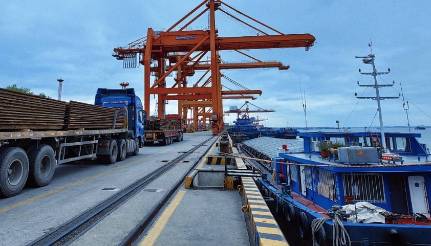 青島散貨船運(yùn)輸公司