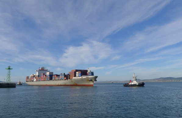 國際物流是企業(yè)全球化戰(zhàn)略的重要組成部分，對于企業(yè)的發(fā)展至關(guān)重要