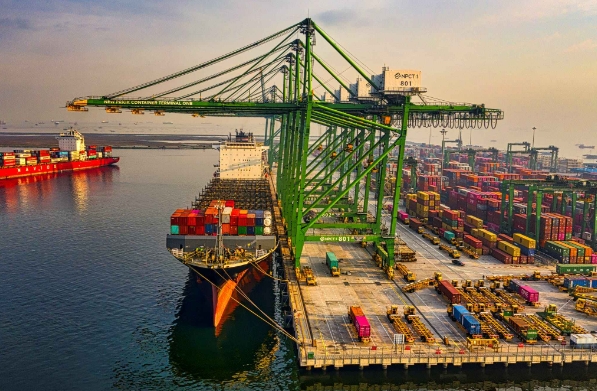 國際物流以其獨特的魅力與復雜性，編織著一張連接世界的網絡