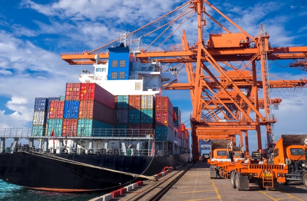 在全球化浪潮中美國海運作為連接世界經(jīng)濟的血脈，其重要性不言而喻